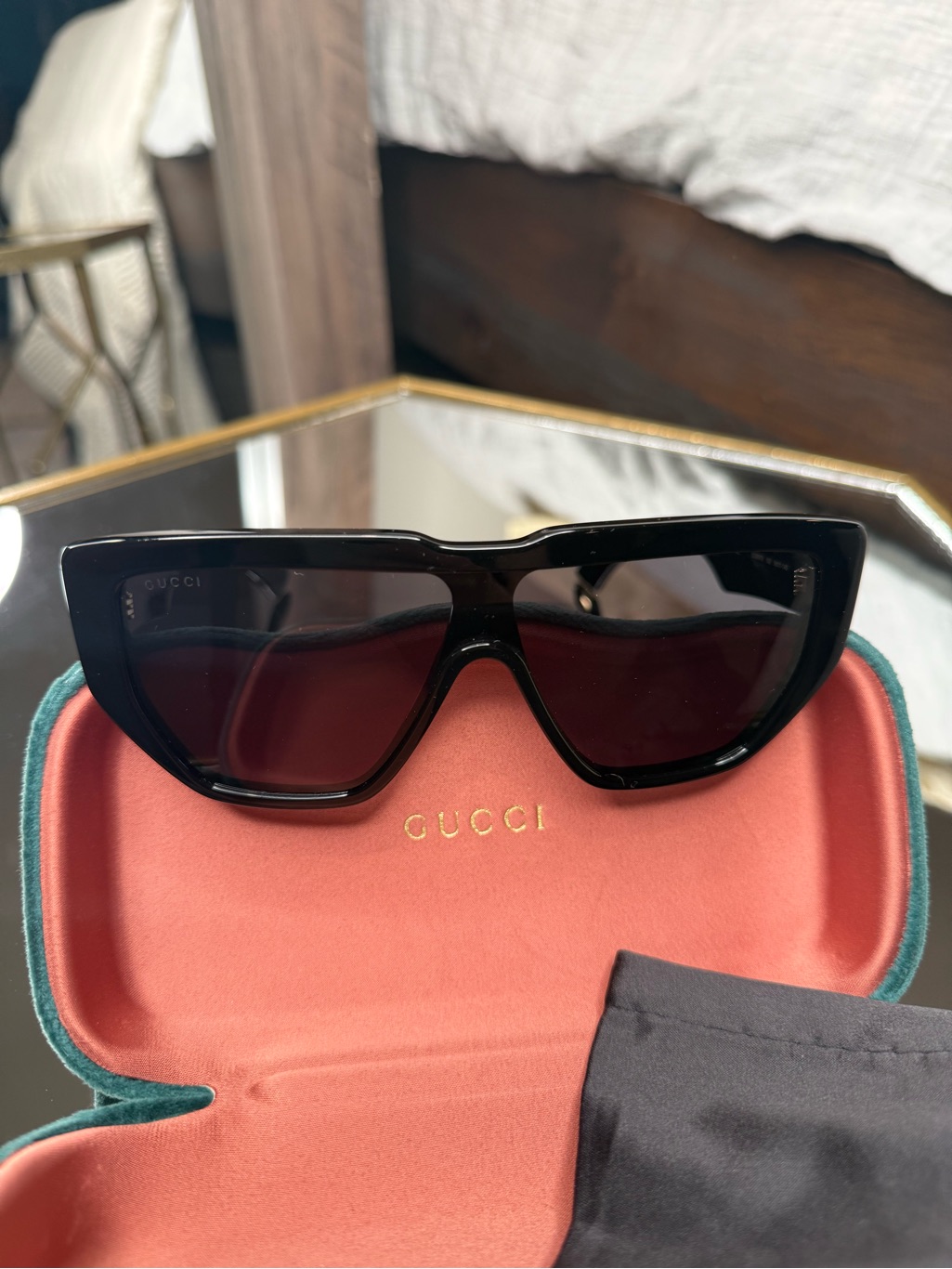 Gucci Black Oversized Cat-Eye Sunglasses With Dark Lenses Gg0997s 002